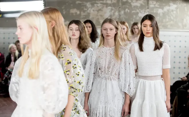 Làn gió của thời trang Bắc Âu Cecilie Bahnsen: Khi sự nữ tính kết hợp với ngôn ngữ thiết kế độc đáo